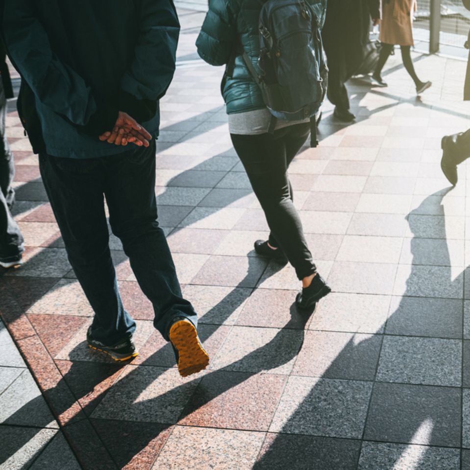 Wer schneller geht, lebt länger als ein Bummler: Menschen in der Fußgängerzone