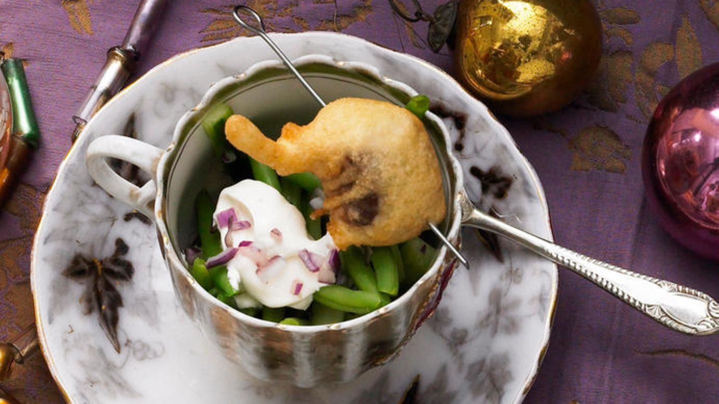 Gebackene Karpfenfilets auf Gurken-Dill-Salat | BRIGITTE.de