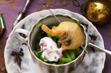Gebackene Karpfenfilets auf Gurken-Dill-Salat
