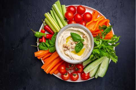 Veganes Fingerfood: Gemüsesticks und Hummus