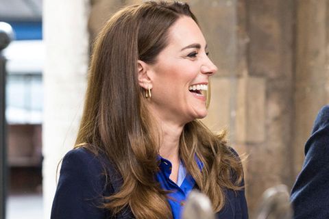 The beautiful wife of Prince William wore a royal blue silk blouse from the Lisou label, which is decorated over and over with small rainbows, with the dark blue pants suit. What is special about it: During the pandemic, the rainbow was a symbol of hope and solidarity and was intended to signal support to the employees of the health system. What a nice gesture from Kate, which the staff at the National Health Service certainly appreciated. "Loading =" lazy