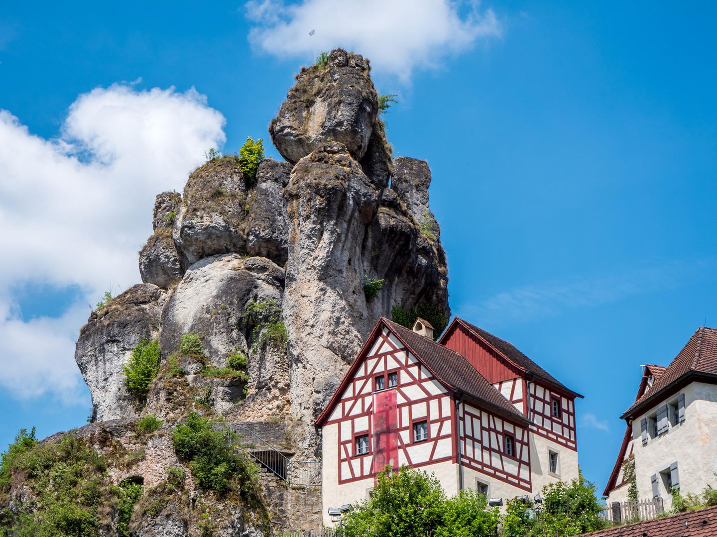Naturwunder Deutschlands: Felsen mit Fachwerkhaus