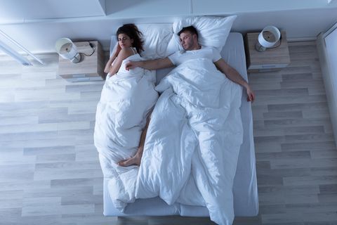 Bei dieser Schlafposition ist das Trennungsrisiko am größten: Ein schlafendes Paar im Bett