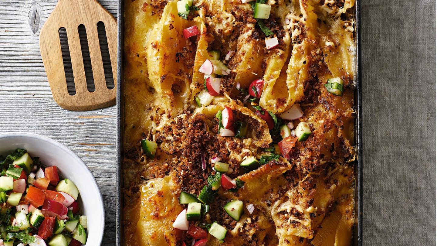 Nudel-Käse-Auflauf mit Salat-Topping | BRIGITTE.de