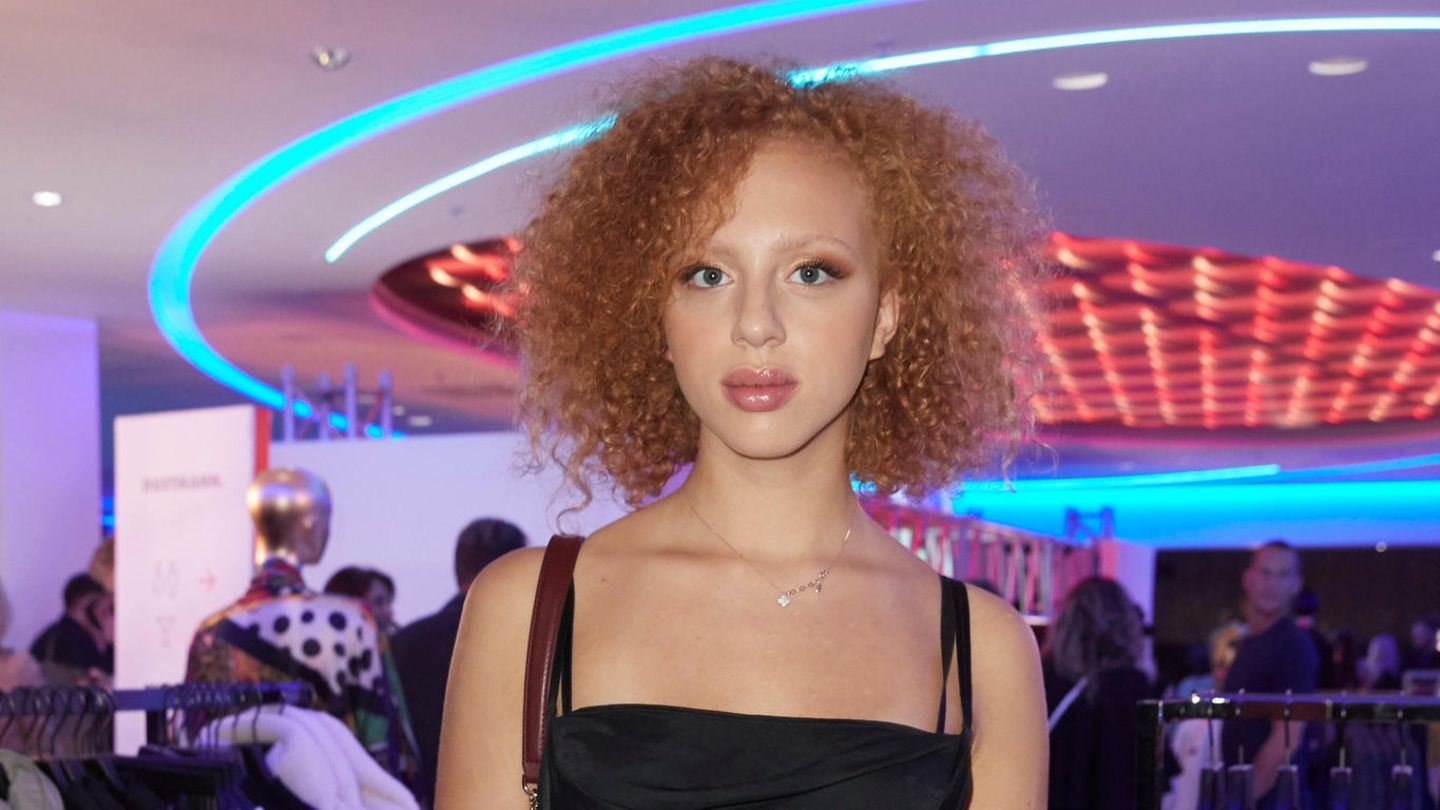 NewsVideo Anna Ermakova zeigt dunkle Haare statt roter Locken BRIGITTE.de NewsVideo Anna Ermakova zeigt dunkle Haare statt roter Locken BRIGITTE.de