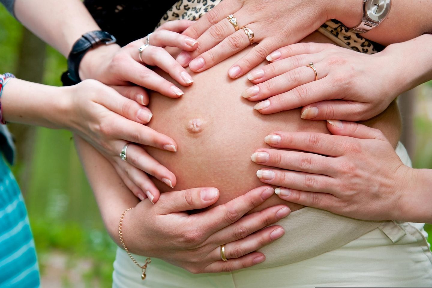 Babybauch anfassen? Die schwangere Frau sollte vorher unbedingt gefragt werden!