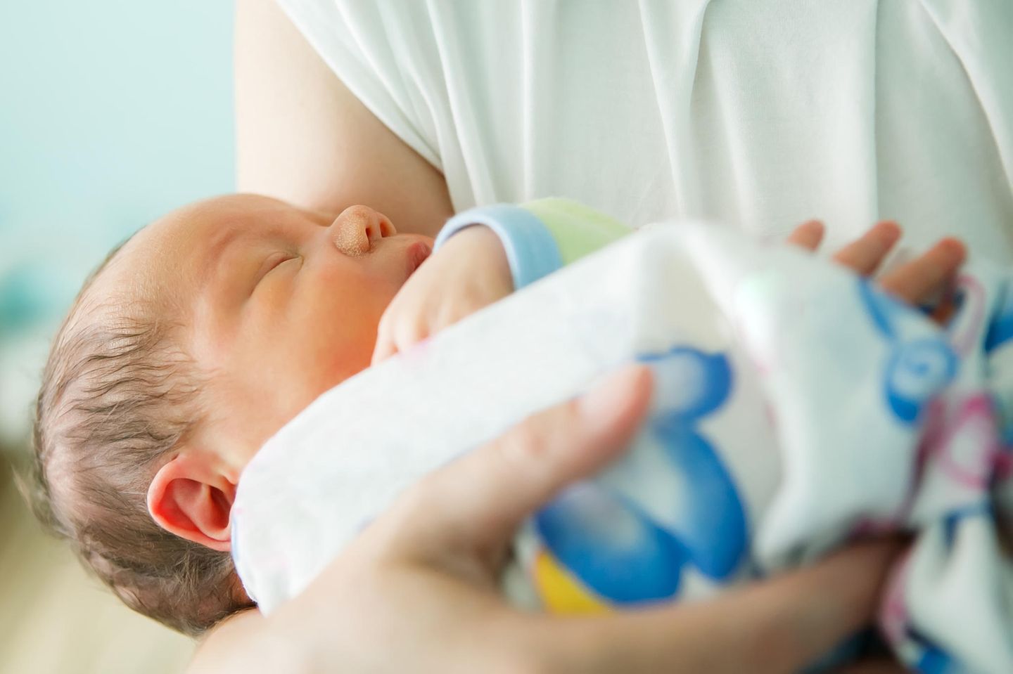 Unbemerkt schwanger: Neugeborenes im Arm