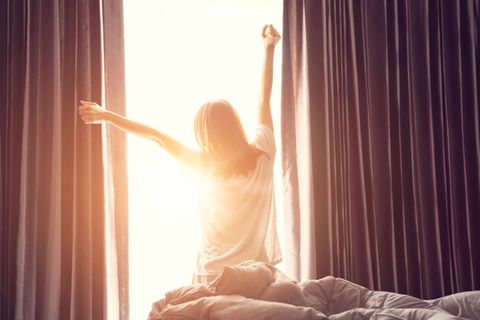Philips Connected Sleep & Wake-up Light: Frau steht auf