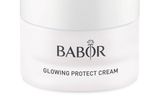 Auch im Winter möchten wir nicht auf einen gesunden Glow verzichten. Die Glowing Protect Cream aus der BABOR Winter Edition pflegt die Haut und stärkt ihre Barriere. Extra Glow-Pigmente sorgen zudem für einen strahlenden Teint – we love! Um 50 Euro.