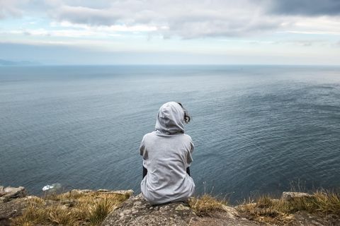 Fear of Happiness: Frau schaut aufs Meer