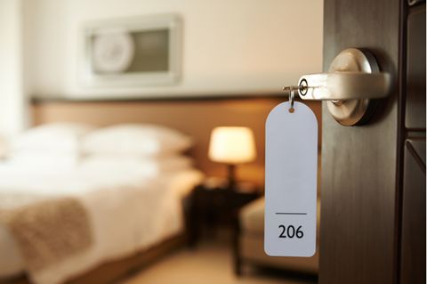 Sex im Hotel: Schlüssel steckt in der Tür im Hotelzimmer