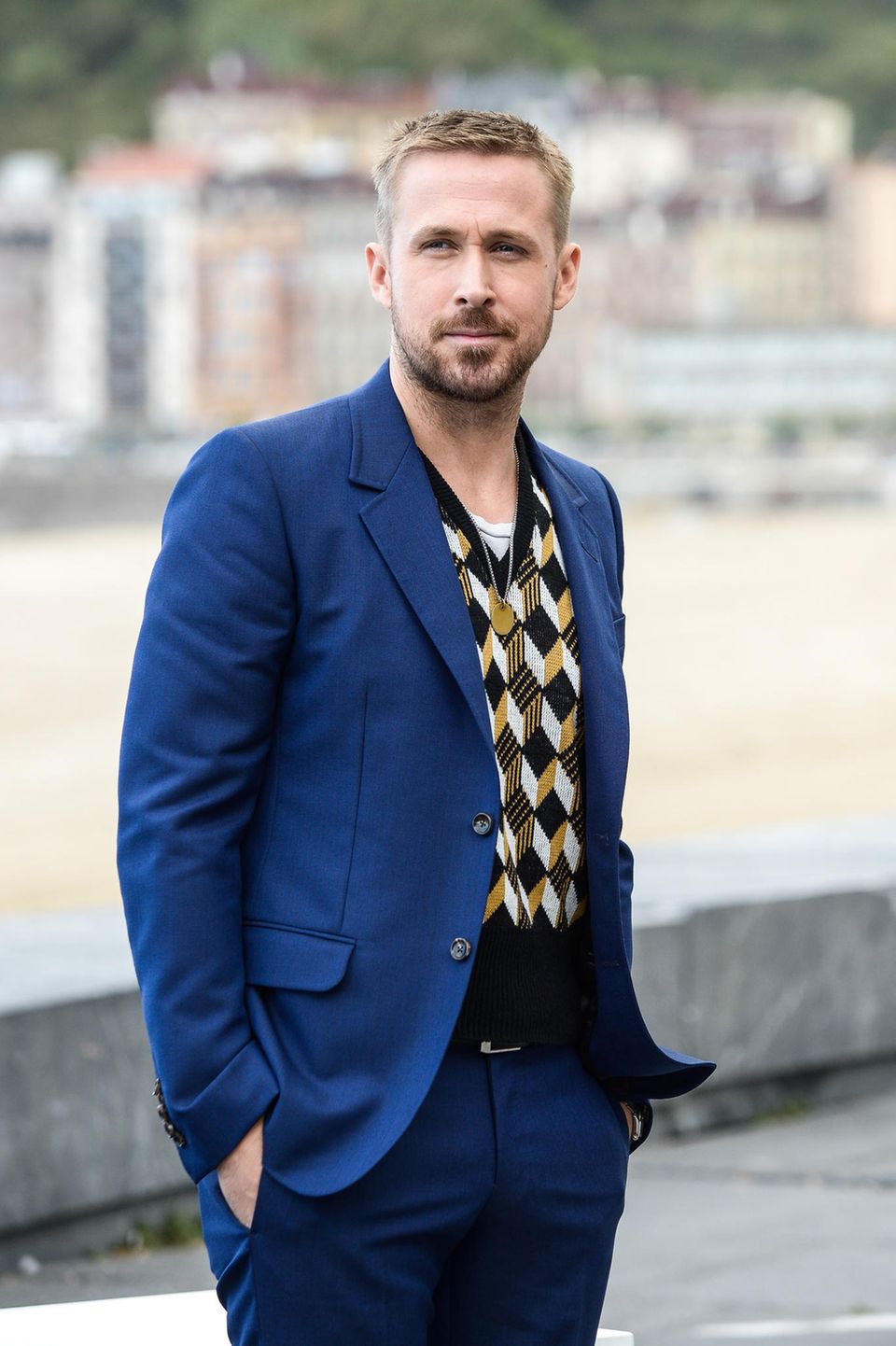 Ryan Gosling: mit Pullunder und Sakko