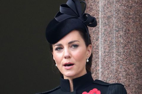 Duchess Kate: in a black coat with a hat "loading =" lazy