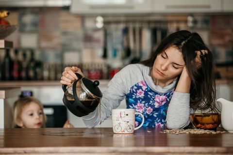 Schlafentzug: Erschöpfte Frau gießt Kaffee ein