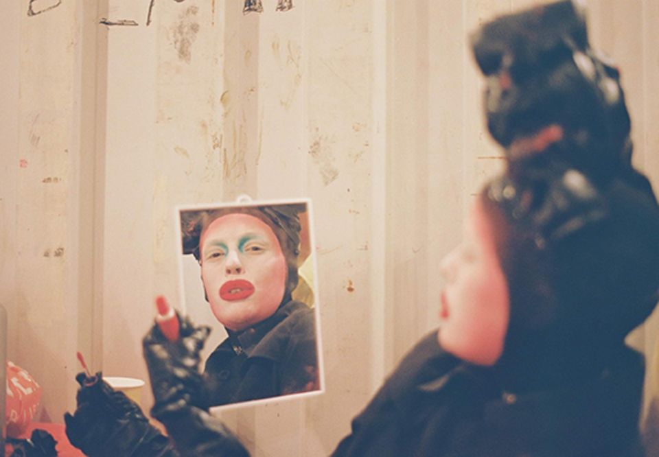 New Queer Photography: Drag mit Spiegel