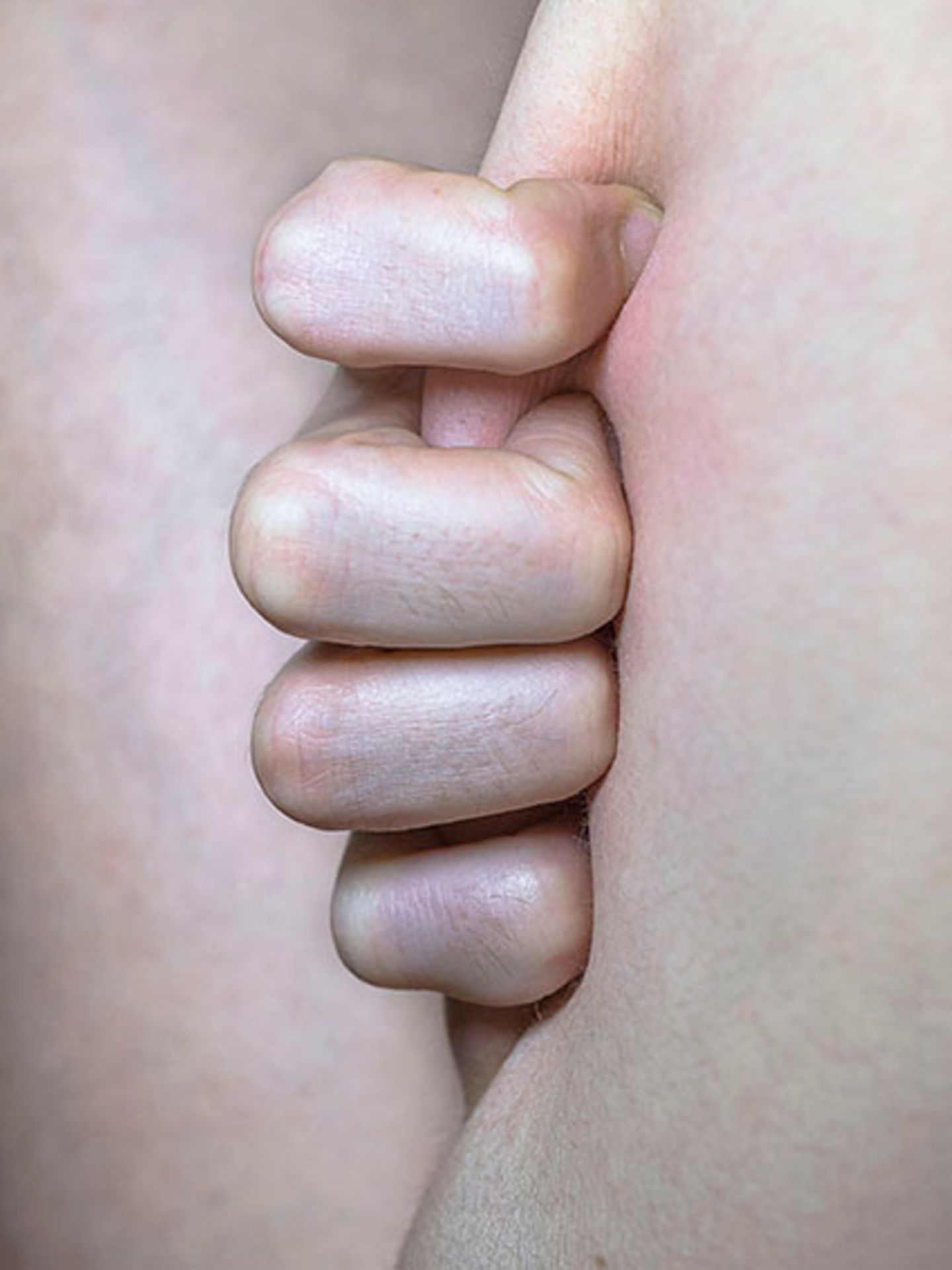 New Queer Photography: Hand drückt Haut