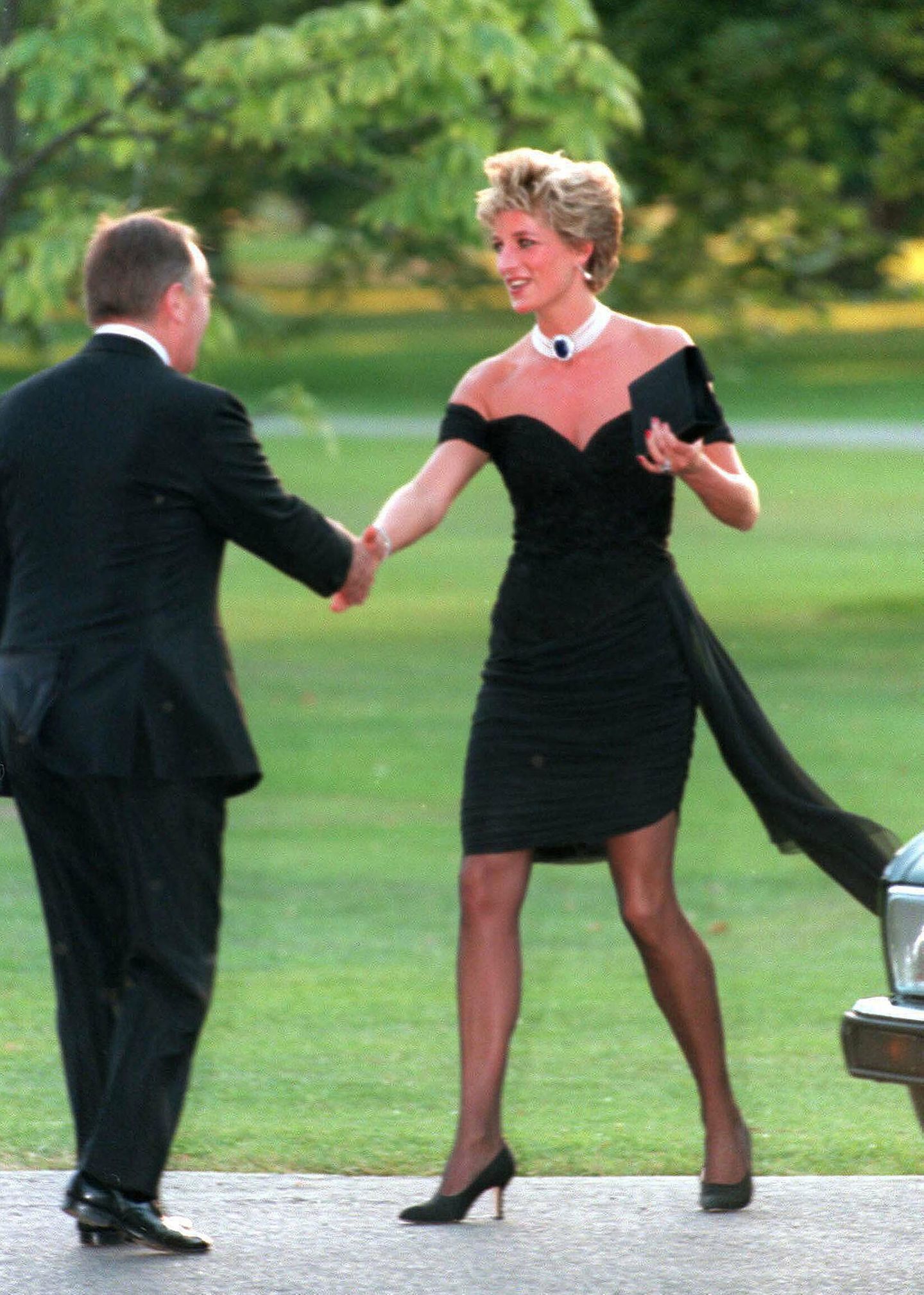 Es ist das vermutlich berühmteste Kleid der Welt – das sogenannte "Rache-Kleid"! Bei einer Sommerparty 1994 hob Diana das kleine Schwarze auf ein neues Style-Level. Der enge Schnitt und die nackten Schultern waren ultrasexy und sorgten für einen Auftritt, der wohl für immer unvergessen bleibt. Das LBD wurde übrigens "Rache-Kleid" getauft, weil Prince Charles nur wenige Stunden vor Dianas Auftritt in einem TV-Interview öffentlich zugab, während seiner Ehe mit ihr eine Affäre mit Camilla Parker-Bowles gehabt zu haben. Kein Wunder also, dass Diana der Welt danach nur zu gerne gezeigt hat, was ihr untreuer Exmann da verpasst, oder?
