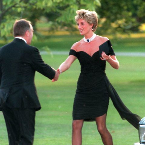 Es ist das vermutlich berühmteste Kleid der Welt – das sogenannte "Rache-Kleid"! Bei einer Sommerparty 1994 hob Diana das kleine Schwarze auf ein neues Style-Level. Der enge Schnitt und die nackten Schultern waren ultrasexy und sorgten für einen Auftritt, der wohl für immer unvergessen bleibt. Es wurde übrigens "Rache-Kleid" getauft, weil König Charles nur wenige Stunden vor Dianas Auftritt in einem TV-Interview öffentlich zugab, während seiner Ehe mit ihr eine Affäre mit Camilla Parker-Bowles gehabt zu haben. Kein Wunder also, dass Diana der Welt danach nur zu gerne gezeigt hat, was ihr untreuer Ex-Mann da verpasst, oder?