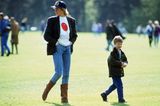 Auch abseits royaler Events bewies Diana ihr untrügliches Gespür für Mode. Für ein Polo-Turnier, welches sie 1988 mit ihrem ältesten Sohn, Prinz William, besuchte, schmiss sich die damals 27-Jährige in eine schmale Jeans und stylte dazu ein Logo-Shirt der British Lung Foundation, die sie unterstützte, sowie einen schwarzen Blazer. Dazu noch ein paar Stiefel und eine Cap – fertig ist ein echter Fashionista-Look, der schlicht und trotzdem lässig cool daherkommt. 
