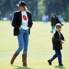 Auch Abseits royaler Events bewies Diana ihr untrügliches Gespür für Mode. Für ein Polo-Turnier, welches sie 1988 mit ihrem ältesten Sohn, Prinz William, besuchte, schmiss sich die damals 27-Jährige in eine schmale Jeans und stylte dazu ein Logo-Shirt der British Lung Foundation, die sie unterstützte, sowie einen schwarzen Blazer. Dazu noch ein paar Stiefel und eine Cap – fertig ist ein echter Fashionista-Look, der unaufgeregt schlicht und trotzdem lässig cool daherkommt. 