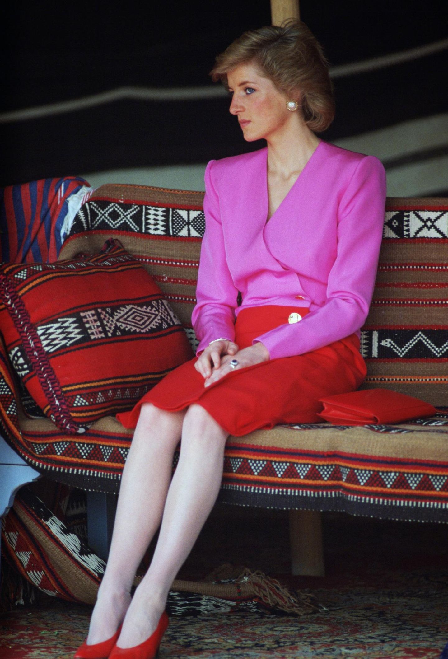 Nicht nur die Queen hatte einen Faible für knallige Farben, auch ihre Schwiegertochter liebte das Spiel mit auffälligen Tönen und schreckte nicht davor zurück, diese miteinander zu kombinieren. Bei ihrem Besuch in Kuwait 1989 setzte die Prinzessin deswegen auch selbstsicher auf einen Look ihrer Lieblingsdesignerin Catherine Walker (übrigens auch das Lieblingslabel von Dianas Schwiegertochter Catherine). Das Kostüm in Rot-Pink setzte den Startschuss für den Colour-Blocking-Trend, der bis heute bei den Fashionistas weltweit beliebt ist. 