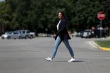 Kamala Harris: in jeans and blazer "loading =" lazy