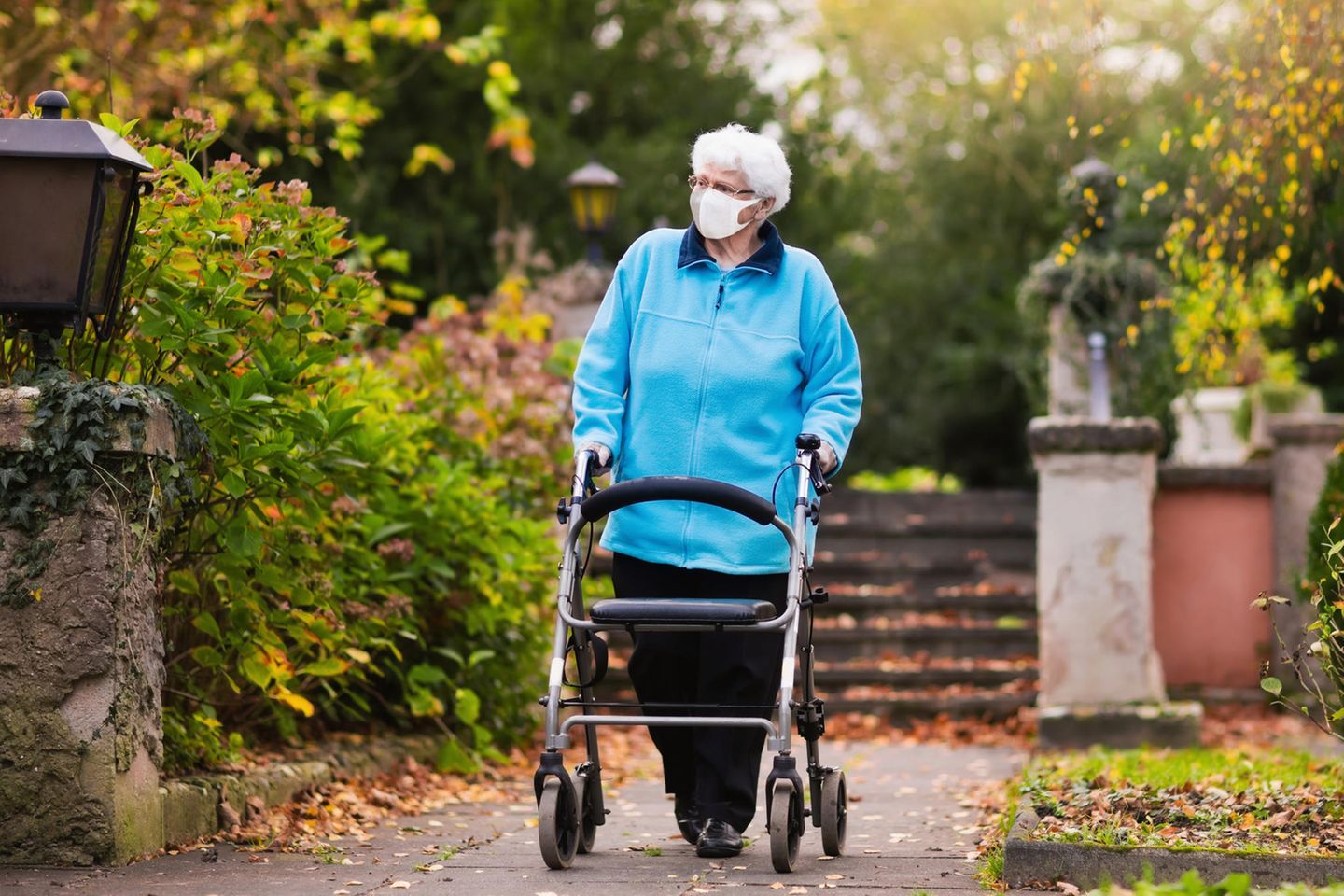 Corona aktuell: Alte Frau mit Rollator