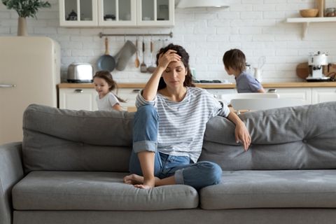 Familienkrankheit Migräne: Gestresste Frau mit Kindern