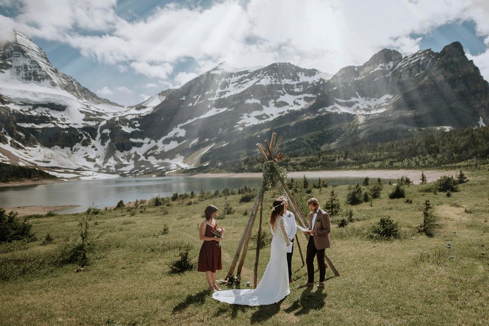 Die schönsten Hochzeitsbilder des Jahres: Brautpaar auf der Wiese mit Bergkulisse