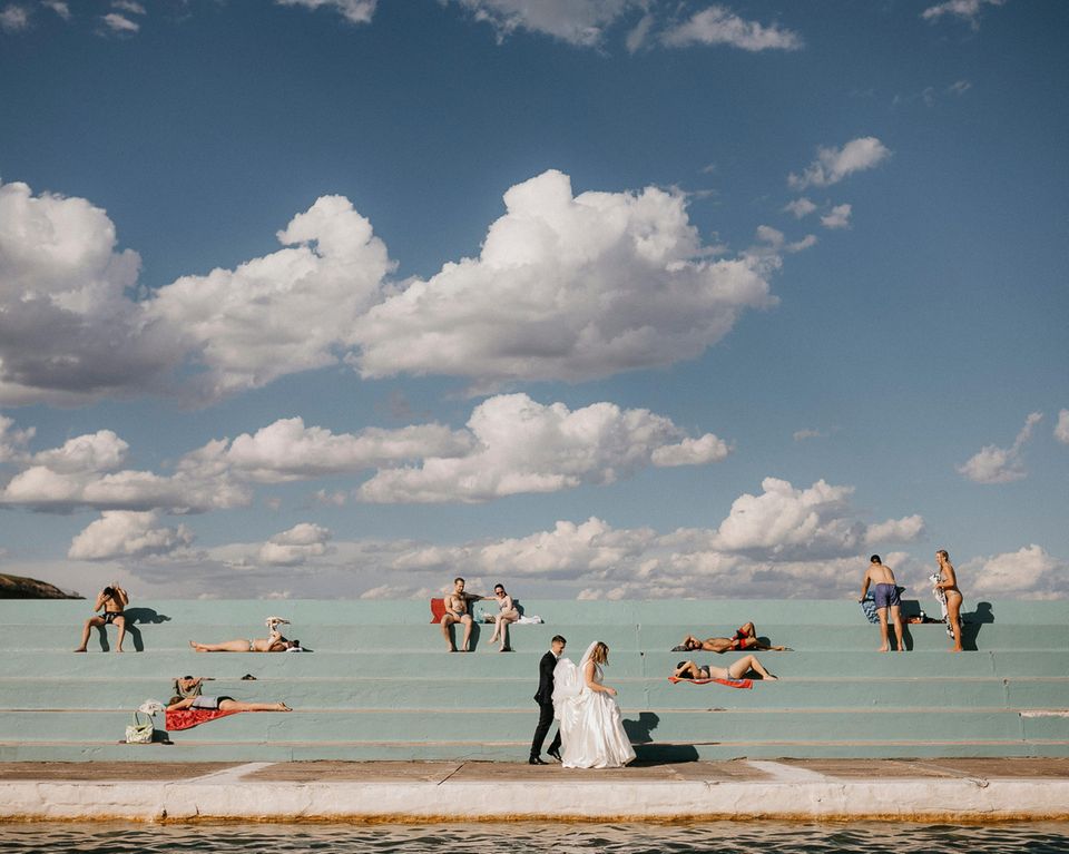 Die schönsten Hochzeitsbilder des Jahres: Brautpaar vor Treppe mit Badegästen