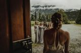 Die schönsten Hochzeitsbilder des Jahres: Braut steht vor Brautjungfern