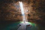 Die schönsten Hochzeitsbilder des Jahres: Brautpaar in Höhle mit Cenote