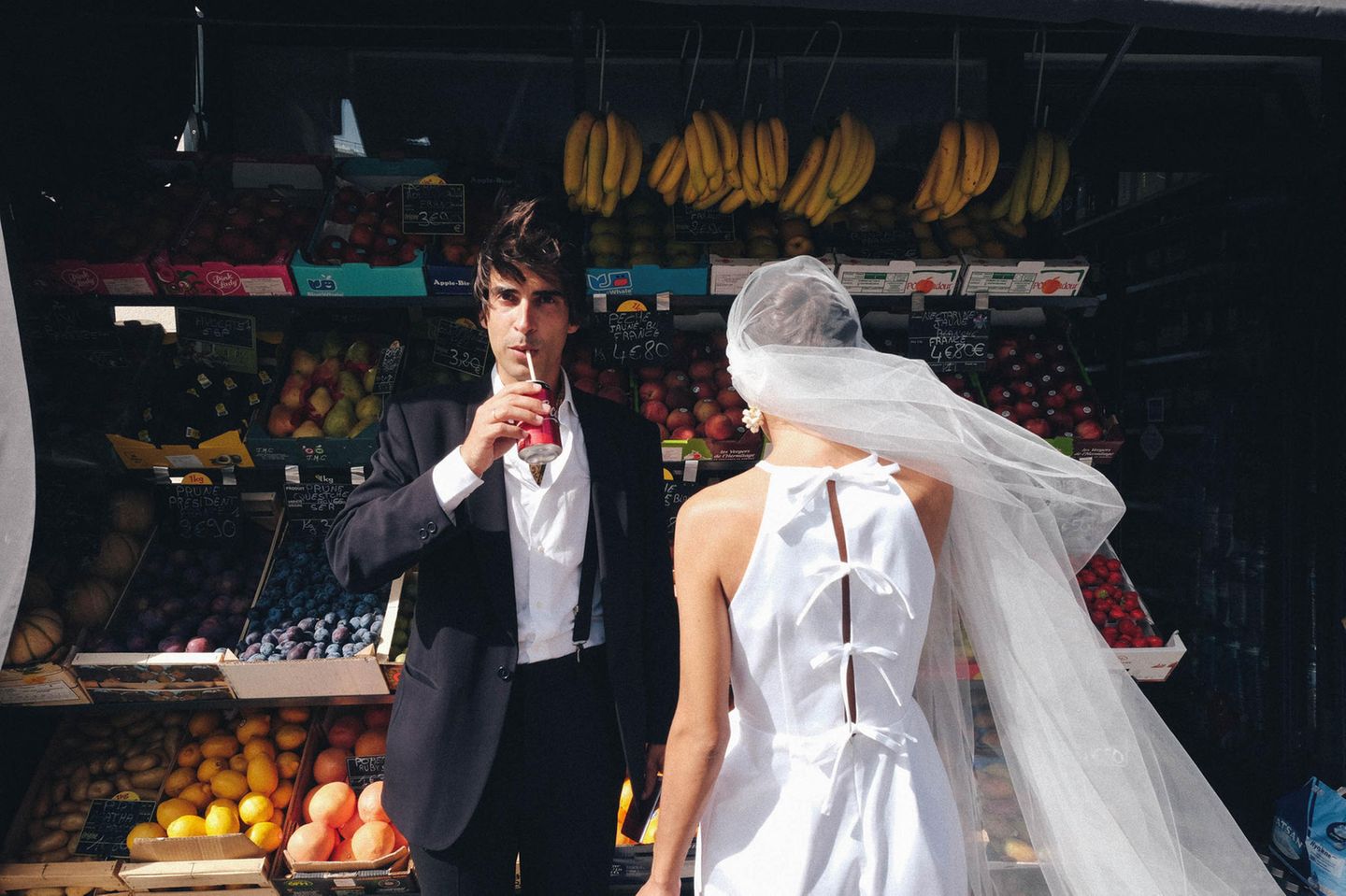 Die schönsten Hochzeitsbilder des Jahres: Brautpaar vor Gemüsestand
