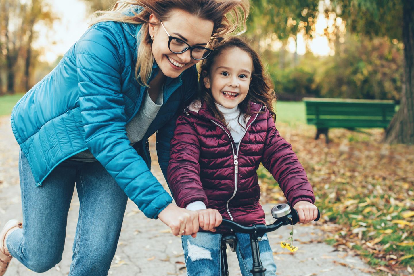 Wortschatz für Mamas: Mama bringt Kind Radfahren bei