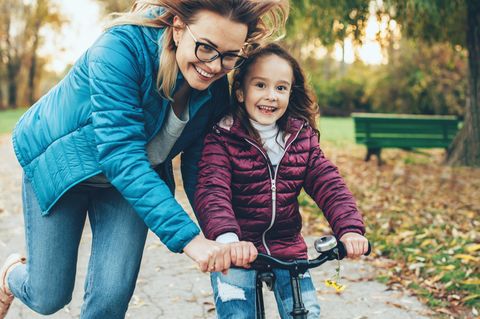 Wortschatz für Mamas: Mama bringt Kind Radfahren bei