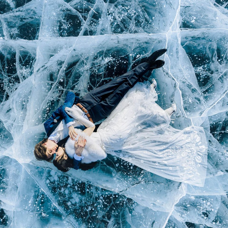 Die schönsten Hochzeitsbilder des Jahres: Hochzeitspaar liegt auf Eis