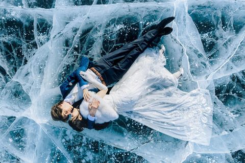 Die schönsten Hochzeitsbilder des Jahres: Hochzeitspaar liegt auf Eis