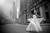 Die schönsten Hochzeitsbilder des Jahres: Braut steht auf der Straße