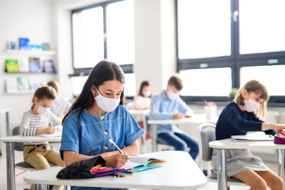 Corona aktuell: Schüler mit Masken im Unterricht