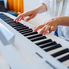 Corona aktuell: Frauenhände am Klavier