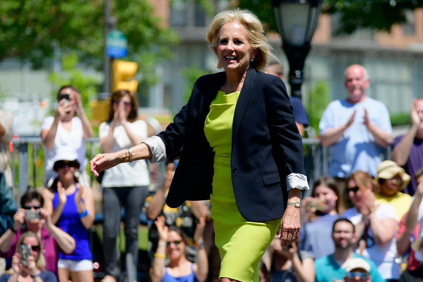 Jill Biden: im gelb-grünen Kostüm