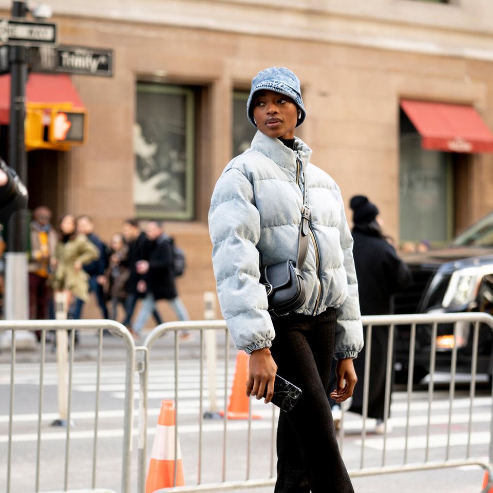 Winterjacken: Frau in Puffer Jacket in New York