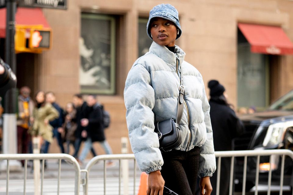Winterjacken: Frau in Puffer Jacket in New York