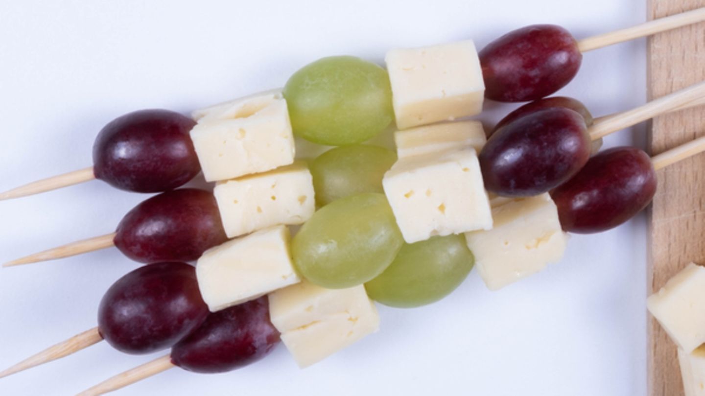 Käsespieße mit Trauben | BRIGITTE.de