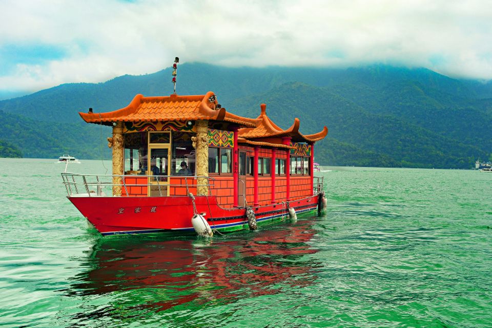 Taiwan trip: tour boat