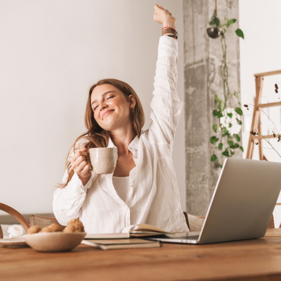 Produktivität steigern: Frau am Schreibtisch vor einem Laptop