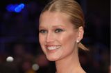 Toni Garrn ist bekannt für ihren natürlichen "No Makeup"-Make-up Look. Und auch an ihrer Hochzeit war weniger für sie mehr. In einem Video für die britische Vogue verriet die gebürtige Hamburgerin, welche Produkte an ihrem großen Tag nicht fehlen durften. Um ihren Supermodel-Teint zu kreieren und Rötungen zu kaschieren, griff die frisch gebackene Ehefrau von Alex Pettyfer zu ihrem Go-To-Concealer. Hierbei handelt es sich um den Radiant Creamy Concealer von Nars (um 30 Euro), der bekannt für seine hohe Deckkraft und dennoch natürliches Finish ist. Tonis Tipp: Danach ganz schnell abpudern, dann hält er noch länger. 