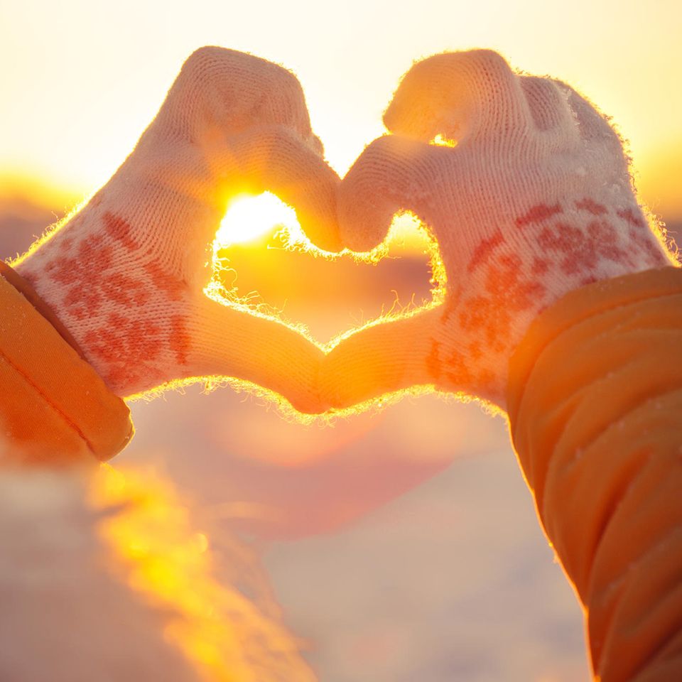 3 Sternzeichen, die sich noch bis Weihnachten verlieben werden: Hand formt Herz
