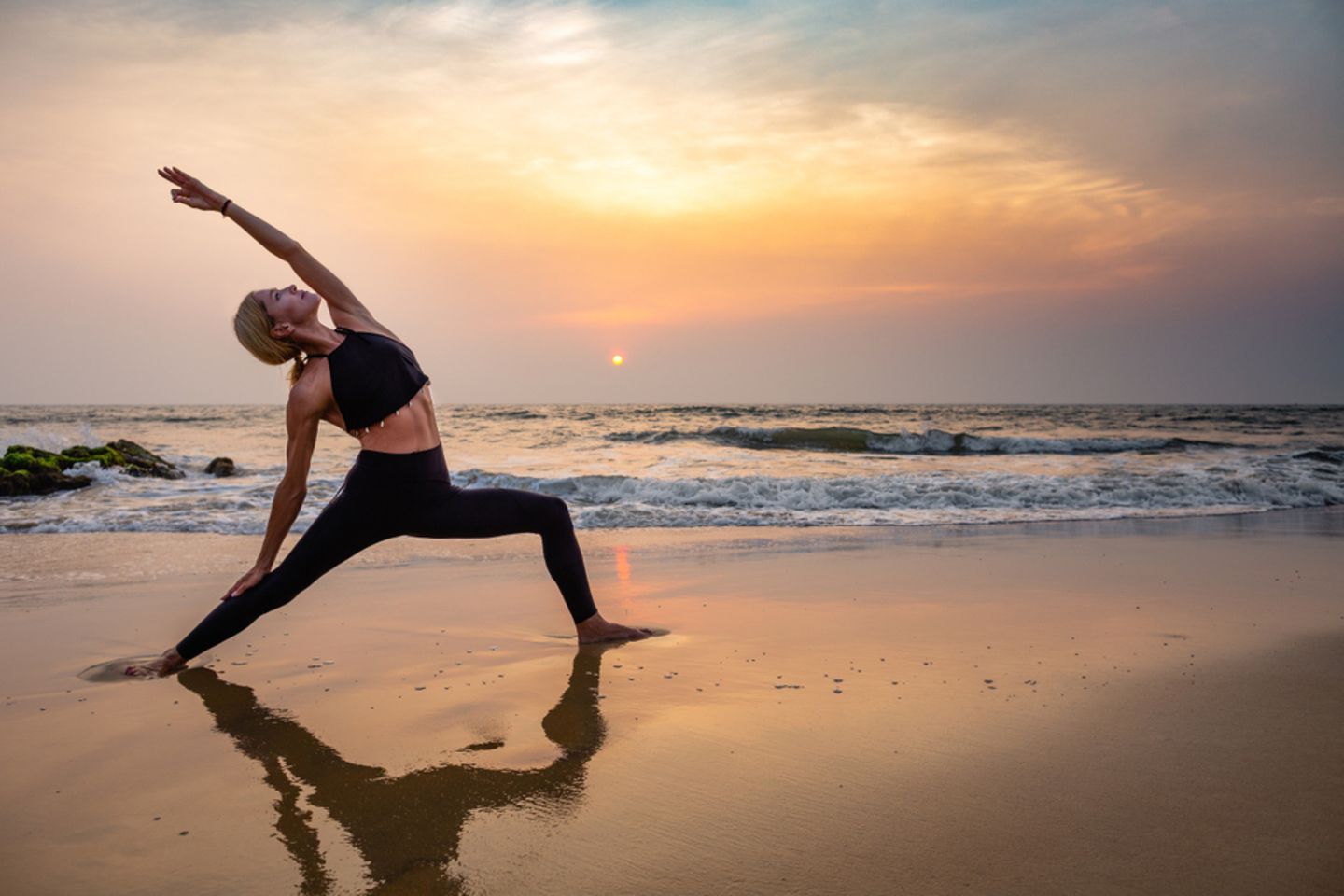 Change-Yoga: Frau beim Yoga am Strand