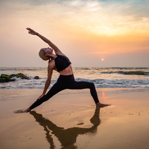 Change-Yoga: Frau beim Yoga am Strand
